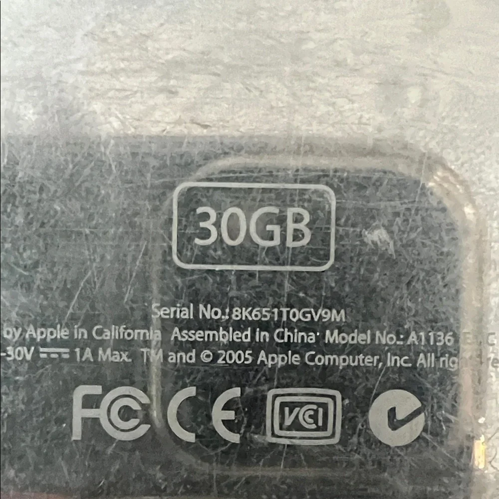 Apple 5th Gen IPod. 30GB model A1136 - Picture 5 of 6